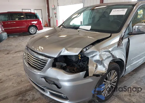 2013 Chrysler Town & Country Touring-L z USA, uszkodzony, nr VIN 2C4RC1CG0DR647605